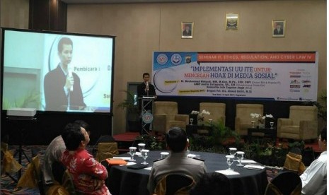 Direktur BSI Naba Aji Notoseputro saat menghadiri seminar Cyber Law 4 AMIK BSI Yogyakarta.  