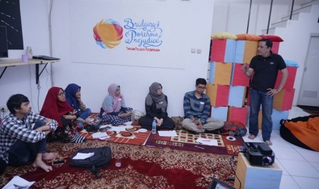 Direktur Capacity Building Yayasan Prasasti Perdamaian (YPP), Rizky Maulana (kanan) saat workshop How To Create Creative Video Content for Change di kantor YPP, Jakarta, Sabtu (25/11).