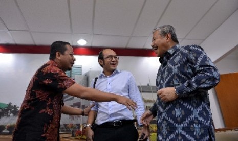 Direktur Charta Politika Yunarto Wijaya (tengah).