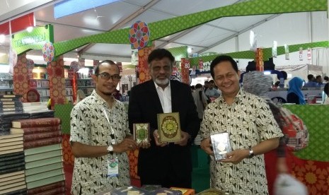 Direktur  Children Publications, Karachi, Pakistan Tahir Akhtar (tengah) bersama Ketua Ikapi DKI Jakarta Afrizal Sinaro (kanan)  dan Humas IBF 2016 Syahruddin El-Fikri.