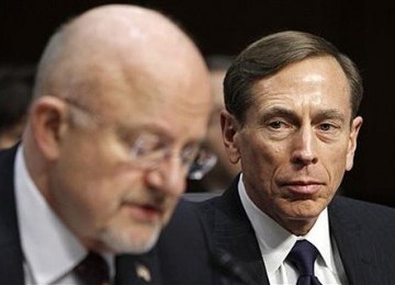 Direktur CIA David Petraeus (kanan) mendengarkan penuturan Direktur Intelijen AS, James Clapper di Capitol Hill, Washington DC (31/1).