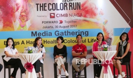 Direktur CIMB Niaga Lani Darmawan (kedua kiri) bersama Direktur CIMB Niaga Fransisca Oey (kiri) artis Eva Celia, Founder of Indorunner Reza Puspo, artis Dian Nitami dan Founder of Welldressed Sutji Sosowardojo (kiri-kanan) memberikan penjelasan pada acara media gathering di Jakarta, Rabu (30/8).