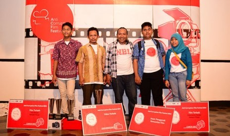 Direktur Cinema Lovers Community (CLC) Purbalingga Bowo Leksono bersama para pemenang