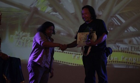 Direktur Cinema Lovers Community (CLC) Purbalingga, Bowo Leksono didaulat menerima penghargaan