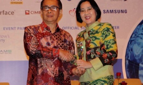 Direktur Compliance, Corporate Affairs & Legal CIMB Niaga L. Wulan Tumbelaka (kanan) menerima CSR Global Awards 2015 kategori Excellence in Provision of Literacy & Education Award di Yogyakarta, Kamis (19/3). 