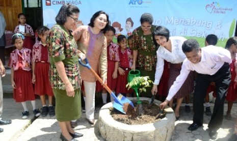  Direktur Compliance, Corporate Affairs & Legal CIMB NiagaLWulan Tumbekala meresmikan program Ayo menabung dan Berbagi di Kupang