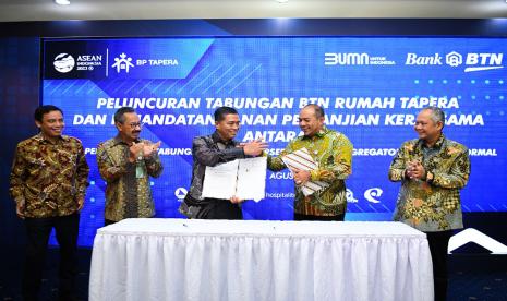 Direktur Consumer Bank BTN Hirwandi Gafar dan Deputi Komisioner Bidang Pengerahan Dana Tapera BP Tapera Eko Ariantoro bertukar naskah Perjanjian Kerja Sama Penyaluran Fasilitas Likuiditas Pembiayaan Perumahan Bagi Pekerja Mandiri dan Informal Melalui Program Tabungan Rumah Tapera disaksikan Direktur Utama Bank BTN Nixon LP Napitupulu (kiri), Dirjen Pembiayaan Infrastruktur Kementerian PUPR Herry Trisaputra Zuna (kaman), serta Komisioner BP Tapera Adi Setianto (kedua kiri) saat Peluncuran Tabungan BTN Rumah Tapera dan Penandatanganan Kerja Sama antara Bank BTN, BP Tapera dan Agregator Pekerja Informal di Jakarta, Selasa (1/8/2023).