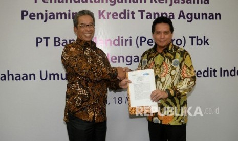 Direktur Consumer Banking Bank Mandiri Hery Gunardi dan Direktur Bisnis Penjaminan Perum Jamkrindo Bakti Prasetyo usai menandatangani perjanjian kerjasama penjaminan (Kredit Tanpa Agunan) KTA di Jakarta, Jumat (18/3).