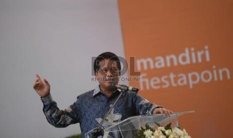 Direktur Consumer Banking Bank Mandiri Hery Gunardi memberikan sambutan saat acara peluncuran fiestapoin bisnis di Jakarta, Senin (5/10). 