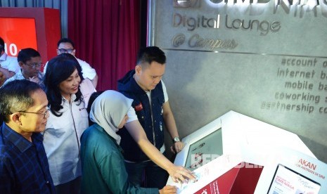 Direktur Consumer Banking CIMB Niaga Lani Darmawan (kedua kiri) bersama Rektor Institut Teknologi Bandung (ITB) Prof Kadarsah Suryadi (kiri) menyaksikan penggunaan mesin Self Service Banking saat launching CIMB Niaga Digital Lounge@Campus ITB, di Gedung Center for Research and Community Service (CRCS) ITB, Kota Bandung, Senin (16/9).