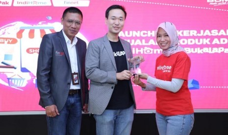 Direktur Consumer Service Telkom Indonesia Siti Choiriana (paling kanan) menyerahkan cindera mata kepada Director of Payment, Fintech, & Virtual Product Bukalapak Victor Lesmana (tengah) didampingi Direktur Utama Finnet Paulus Djatmiko (paling kiri) usai peluncuran kerjasama Cross-Selling Add On IndiHome bersama Bukalapak melalui Finnet di Jakarta, Rabu (13/11). 