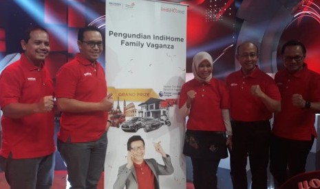 Direktur Consumer Service Telkom Indonesia Siti Choriana (tengah, berjilbab) berfoto bersama dengan jajarannya usai acara Pengundian hadiah yang dilakukan langsung dari studio 1 Trans TV, Kamis (21/2). 