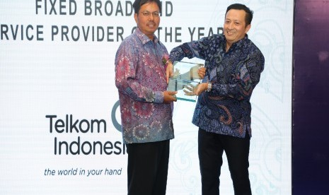 Direktur Consumer Service Telkom Mas’ud Khamid (kiri) dan Managing Director and Head of Emerging Markets Frost & Sullivan Hazmi Yusof (kanan) saat menyerahkan award Indonesia Fixed Broadband Service Provider of the Year & Indonesia Telecom Service Provider of the Year kepada Telkom di Jakarta, Selasa (28/11).