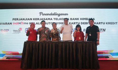 Direktur Consumer Service Telkom Siti Choiriana (paling kiri) dan Direktur Enterprise & Business Service Telkom Dian Rachmawan (paling kanan) berfoto bersama dengan Senior Vice President Divisi Hubungan Kelembagaan Bank BNI G.C Koen Yulianto (kedua kiri), Direktur Consumer Banking Bank BTN Budi Satria (ketiga kiri), Kepala  Divisi Kartu Kredit Bank BRI Wibawa Prasetyawan  (ketiga kanan), dan Senior Vice President Credit Card Group Bank Mandiri Vira Widyasari (kedua kanan) usai penandatangan perjanjian kerjasama antara PT Telkom Indonesia (Persero) Tbk dengan Himpunan Bank Negara (Himbara) di Yogyakarta, Rabu (30/1). 