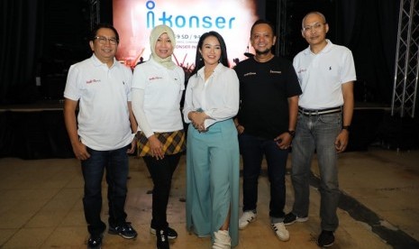 Direktur Consumer Service Telkom Siti Choirina (ketiga dari kiri), bersama Direktur Utama Metranet Widi Nugroho (kedua dari kiri), Direktur Rajawali Indonesia Communication Anas Syahrul Alimi (kedua dari kanan), Penyanyi Yura Yunita (ketiga dari kanan), Executive Vice President Telkom Regional II Area Jakarta Banten Bogor Tangerang Bekasi (Jababotabek) Teuku Muda Nanta (paling kiri), dan Direktur Utama Melon Indonesia Dedi Suherman (paling kanan) saat acara peluncuran i-Konser Channel di Jakarta, Rabu (29/1).