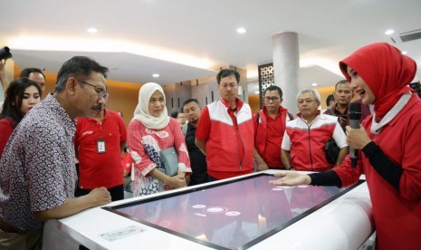 Direktur Consumer Service TelkomGroup Mas’ud Khamid (tengah) bersama Kepala Dinas Kominfo Surabaya Antiek Sugiarto (ketiga dari kiri) serta Ketua Yayasan Lembaga Perlindungan Konsumen (YLPK) Jawa Timur Saidu Sutomo (paling kiri) saat menyaksikan demo digital table di Digital Grapari TelkomGroup Dinoyo di Surabaya (22/11).