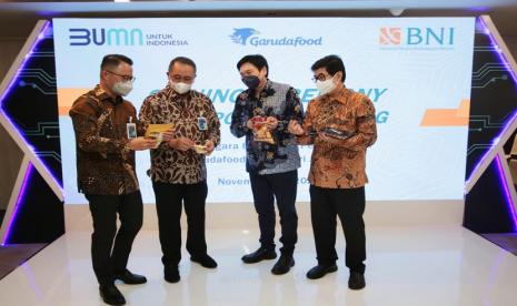 Direktur Corporate Banking BNI Silvano Rumantir, Direktur Utama BNI Royke Tumilaar Direktur, Utama Garudafood Hardianto Atmadja dan Direktur Garudafood Robert Chandrakelana Adjie berbincang-bincang dalam acara Signing Ceremony & Corporate Meeting dalam rangka pembiayaan Rp1 triliun BNI kepada Garudafood, Selasa (30/11).