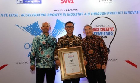 Direktur Digital Business Telkom Faizal R. Djoemadi (tengah) menerima penghargaan Indonesia Most Creative Companies 2019 yang diserahkan oleh Pemimpin Umum Redaksi Majalah SWA Kemal E. Gani (kanan) didampingi Executive Director PPM Manajemen Bramantyo Djohanputro (kiri) di Jakarta, Senin (17/6). Penghargaan ini diselenggarakan oleh Majalah SWA dan PPM Manajemen.