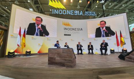 Direktur Digital Business Telkom Muhamad Fajrin Rasyid (kedua dari kiri) menjadi salah satu pembicara dalam perhelatan Hannover Messe 2023, di Jerman, bulan April lalu. Dalam ajang pameran industri terbesar di Eropa tersebut, Fajrin menyampaikan bahwa Telkom sebagai BUMN berkomitmen untuk menjadi penggerak utama terciptanya kedaulatan digital di Indonesia melalui berbagai potensi yang dimiliki Telkom, termasuk infrastruktur jaringan dan layanan digital terbaik di berbagai sektor.