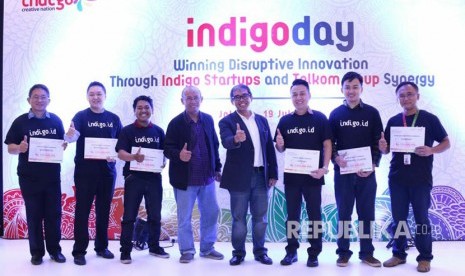 Direktur Digital & Strategi Portfolio PT Telkom David Bangun (kiri) dan EGM Divisi Digital Service Arief Musta'in (tiga kiri) berdiskusi dengan binaan mereka di Indigo.id di sela Indigo Demo Day, baru-baru ini. 