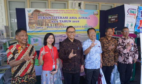 Direktur Diplomasi Publik Kementerian Luar Negeri Azis Nurwahyudi (ketiga dari kiri) bersama antara lain Kepala Museum Konferensi Asia Afrika Meinarti Fauzie (kedua dari kiri) saat pembukaan Pekan Literasi Asia Afrika (PLAA) kelima tahun 2018 di Museum Konferensi Asia Afrika, Bandung, Jumat (7/9).