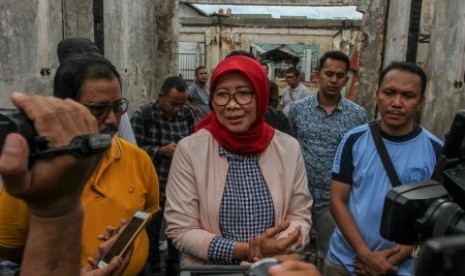 Direktur Ditjen Pas Kemenkum HAM Sri Puguh Budi Utami (tengah) didampingi Kepala Kantor Wilayah Hukum dan HAM Riau M Diah (kiri) memberikan keterangan kepada wartawan ketika berkunjung ke Rutan Kelas II B Siak Sri Indrapura, Kabupaten Siak, Riau, Sabtu (11/5/2019). Direktur Ditjen Pas akan membentuk tim guna melakukan penyelidikan terkait kerusuhan yang berujung pembakaran ini. 