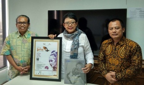 Direktur Edukasi Ekonomi Kreatif, Bekraf, Dra. Poppy Savitri menerima pemberian buku berjudul ‘Cakrawala Wayang Indonesia’ yang diterbitkan SENAWANGI (Sekretariat Nasional Pewayangan Indonesia), dan poster pementasan Drayang (Drama Wayang) ‘Sukesi Saskara 