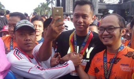 Direktur Eksekutif Charta Politika bersama cagub DKI Agus Harimurti Yudhoyono,