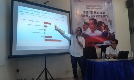 Direktur Eksekutif Charta Politika, Yunarto Wijaya memberikan penjelasan survei predikai pemenang Pilpres dan Pileg 2019 di kantor Charta Politika, Jakarta, Sabtu (13/4). 