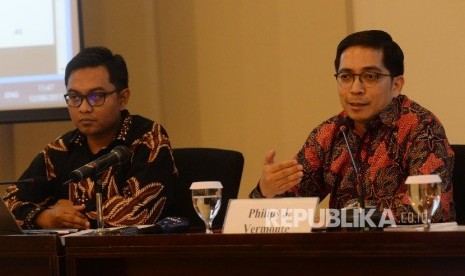 Peneliti Departemen Politik dan Hubungan Internasional CSIS Arya Fernandes (kiri)