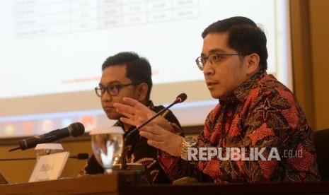 Peneliti Departemen Politik dan Hubungan Internasional CSIS Arya Fernandes (kiri)