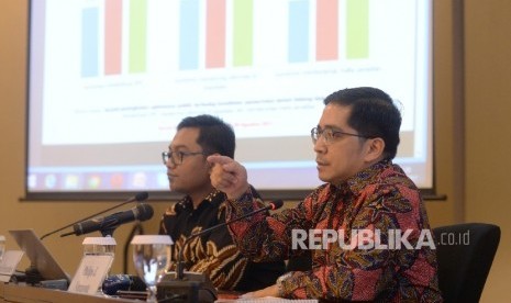 Direktur Eksekutif CSIS Philip J Vermonte (kanan)