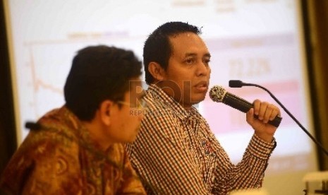 Direktur eksekutif Cyrus Network, Hasan Nasbi menjadi pembica dalama konfernsi pers lembaga-lembaga penyelenggara Quick Count Pilpres 2014 di Hotel Century, Jakarta, Kamis (10/7).