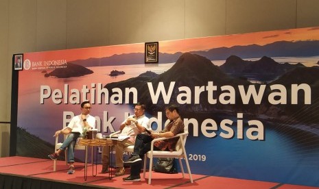 Direktur Eksekutif Departemen Kebijakan Ekonomi dan Moneter Bank Indonesia, Endy Dwi Tjahjono bersama Senior Vice President Kepala Ekonom BNI, Ryan Kriyanto saat menyampaikan paparan dalam Pelatihan Wartawan Bank Indonesia di Labuan Bajo, Manggarai Barat, NTT, Senin (9/12). 