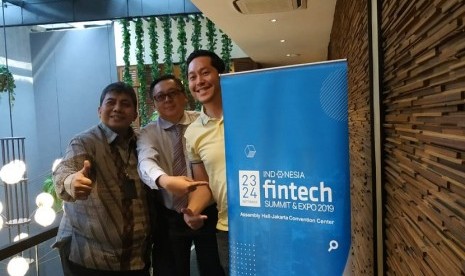 Direktur Eksekutif Departemen Kebijakan Sistem Pembayaran BI Pungky Purnomo (kiri) berpose bersama Ketua Umum AFTECH Niki Luhur (kanan) dan Kepala Grup Inovasi Keuangan Digital OJK Triyono Gani saat jumpa pers di Jakarta, Rabu (18/9)