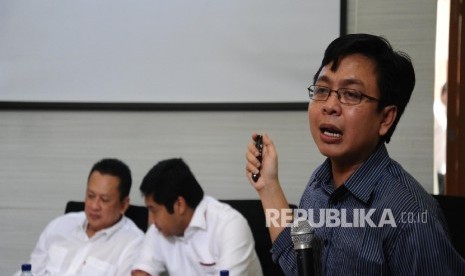 Direktur Eksekutif Indikator Politik Indonesia Burhanuddin Muhtadi (kanan)