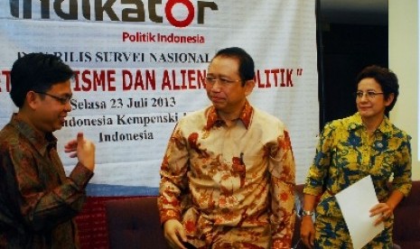 Direktur Eksekutif Indikator Politik Indonesia, Burhanuddin Muhtadi (kiri).