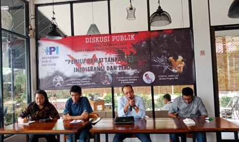 Direktur Eksekutif Indknesian Public Institute (IPI) Karyono Wibowo (tengah)