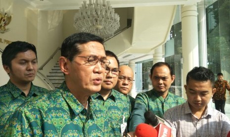 Direktur Eksekutif Komite Nasional Keuangan Ventje Rahardjo dan jajaran lainnya usai menemui Wakil Presiden Maruf Amin, Senin (20/1).