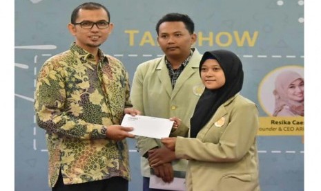 Direktur Eksekutif Laz BSM Umat Rizqi Okto Priansyah saat memberikan bantuan secara simbolis kepada mahasiswa UGM, di Yogyakarta, Selasa (6/2/2018).