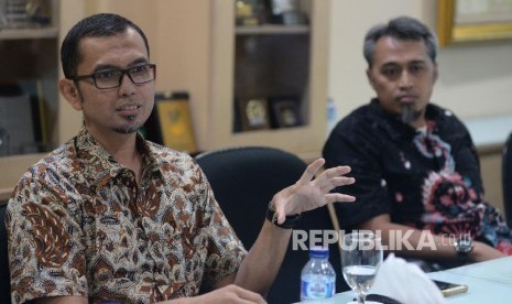 Direktur Eksekutif Laznas BSM Rizqi Okto Priansyah memaparkan pendapatnya saat berkunjung ke kantor Republika