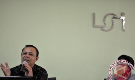  Direktur Eksekutif Lembaga Survei Indonesia (LSI) Dodi Ambardi (kiri) bersama Direktur Komunikasi LSI Burhanudin Muhtadi (kanan) memberi rilis survei awal Maret 2012 tentang Media Massa dan Sentimen terhadap partai politik menjelang pemilu 2014 di kantor 