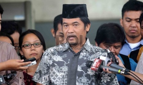 Direktur Eksekutif Lingkar Madani Indonesia Ray Rangkuti mendatangi Gedung KPK untuk bertemu dengan pimpinan KPK, Jakarta, Rabu (28/1).(Republika/Agung Supriyanto)