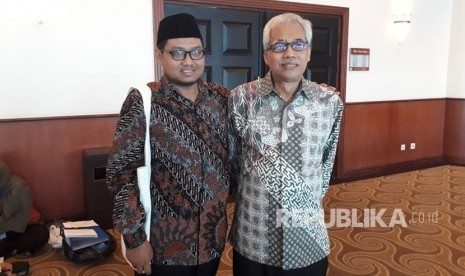 Direktur Eksekutif Maarif Institute, Muhammad Abdullah Darraz bersama Guru Besar UIN Sunan Kalijaga Yogyakarta, Prof Amin Abdullah dalam penutupan Halaqah Nasional Ulama dan Cendikiawan di Jakarta, Ahad (19/11).