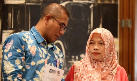 Direktur Eksekutif Perkumpulan Pemilu untuk Demokrasi (Perludem) Titi Anggraini (kanan) dan Komisioner KPU Hasyim Asy'ari.