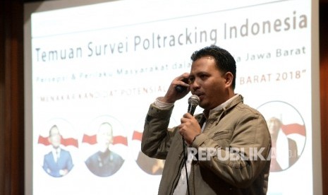  Direktur Eksekutif Poltracking Hanta Yuda memberikan paparan hasil survey Pilkada Jawa Barat 2018 di Jakarta, Kamis (8/6).