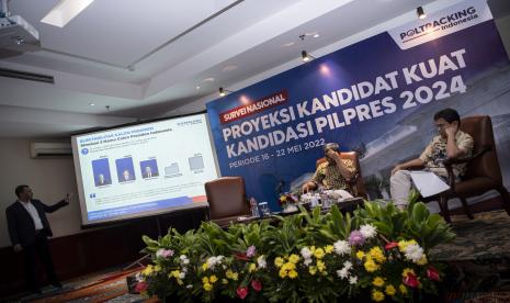 Direktur Eksekutif Poltracking Indonesia Hanta Yuda (kiri) memaparkan hasil survei nasional proyeksi kandidat kuat Pilres 2024 disaksikan Guru Besar Psikologi Politik Universitas Indonesia Hamdi Muluk (tengah) dan Pakar Politik Universitas Paramadina Djayadi Hanan di Jakarta, Kamis (9/6/2022). Dari survei yang dilakukan dari 16-22 Mei 2022 dengan 1.220 responden, Poltracking Indonesia menyatakan dari simulasi tiga nama calon presiden, Gubernur Jawa Tengah Ganjar Pranowo menjadi yang tertinggi sebesar 30,6 persen, disusul Menteri Pertahanan Prabowo Subianto sebesar 26,8 persen kemudian Gubernur DKI Jakarta Anies Baswedan sebesar 19,8 persen.