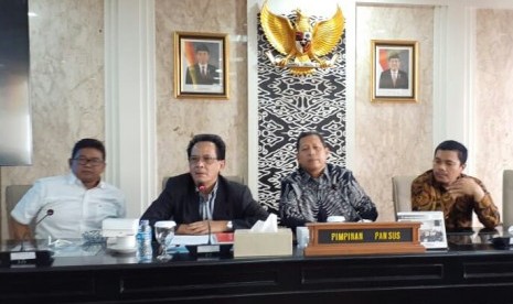   Direktur Eksekutif Pusat Konsultasi Pemerintahan Daerah (PKPD) Prof Dr I Gde Pantja Astawa SH MH (kedua dari kiri) dan pimpinan Panitia Khusus (Pansus) V tentang Raperda Tata Tertib menyampaikan penjelasan tentang usulan penambahan jumlah kursi pimpinan DPRD di Kantor DPRD Provinsi Jabar, Kota Bandung, Selasa (24/9).  