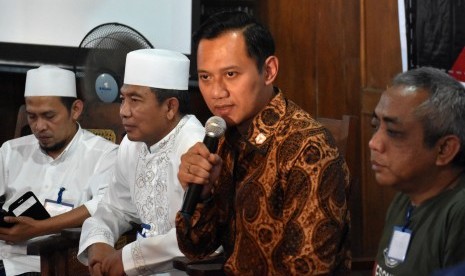 Direktur Eksekutif The Yudhoyono Institute Agus Harimurti Yudhoyono (kedua kanan) memberikan pemaparan saat Dialog Rakyat Lintas Generasi di Ambarawa, Kabupaten Semarang, Jawa Tengah, Selasa (22/8). 