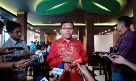 Direktur eksekutif Voxpol, Pangi Syarwi Chaniago memberikan penjelasan kepada wartawan di salah satu restoran di daerah Cikini, Menteng Jakarta Pusat, Selasa (9/4).